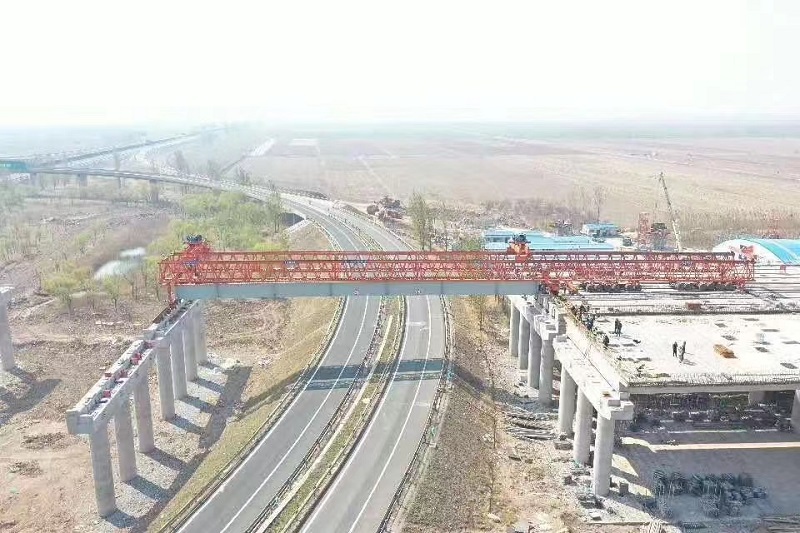 60-260吨架桥机架设60米跨钢梁
